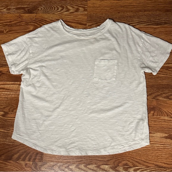 white Old Navy easy tee, medium - Picture 5 of 6